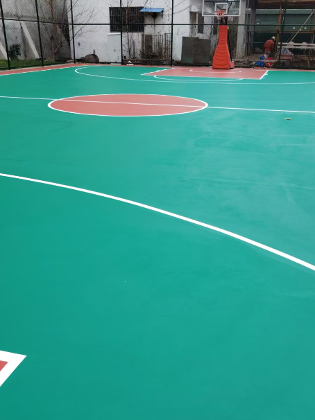 贺兰 球场长期使用易出现地面开裂